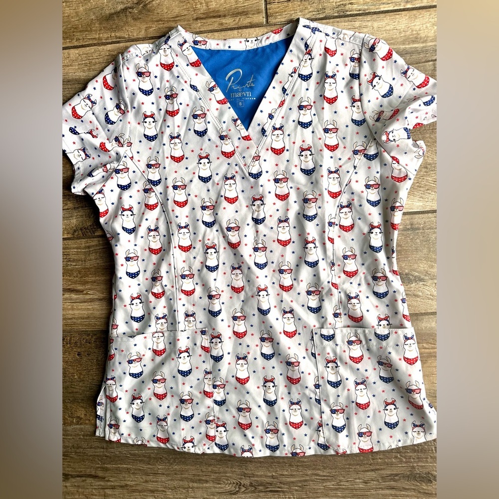 Maevn Have a Fabullama 4th Women's 3-Pocket V-Neck Print Nurse Scrub Top Sz S